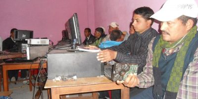 जिल्ला हुलाक कार्यालयका साथीहरुसँग प्रशिक्षण लिदै